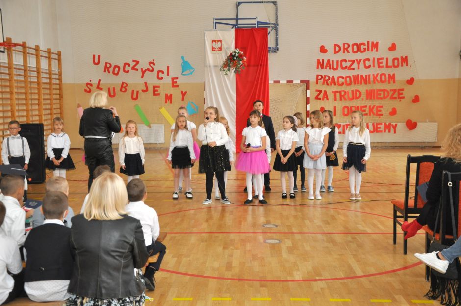 Zdjęcie przedstawia uczniów Szkoły Podstawowej w Świętajnie podczas uroczystości z okazji Dnia Edukacji Narodowej